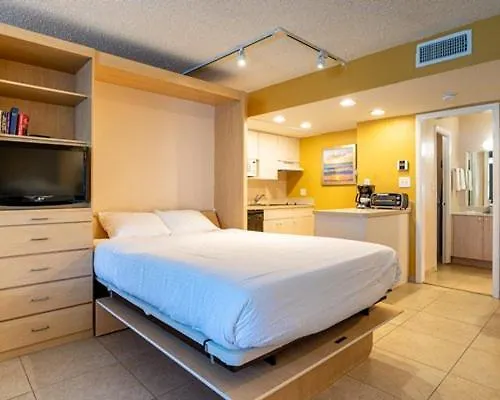 Resort: Canada House Pompano Beach