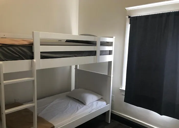 Hotel near College: The Wilshire Metro