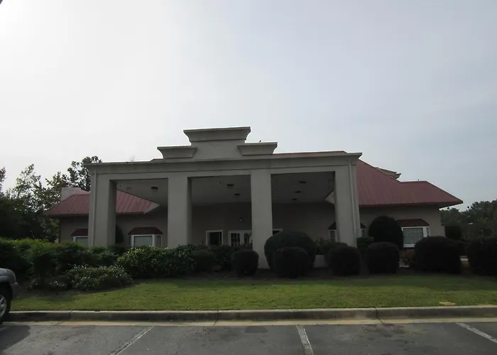 Hotel with pool: Clarion Suites Augusta