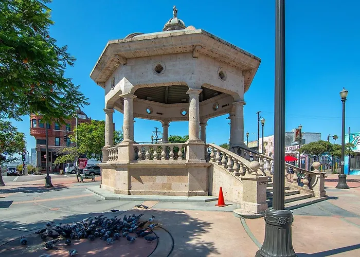 Mariachi Plaza Hotel
