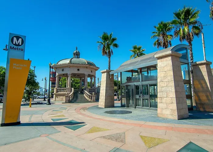 Mariachi Plaza Hotel