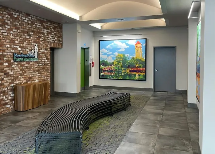 Hotel near College: Riverfront Park Travel Apartments