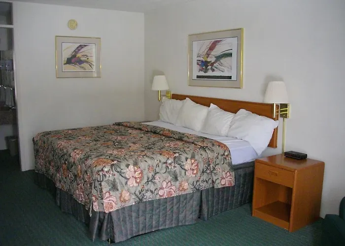 Macomb Inn