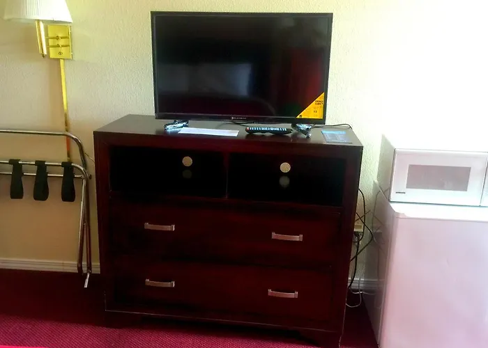 Hotel: Peach Tree Inn