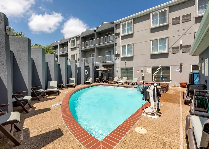 Kid friendly hotel Comfort Suites Dfw Airport