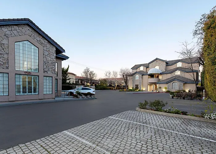 Cheap hotel: Clarion Inn Silicon Valley