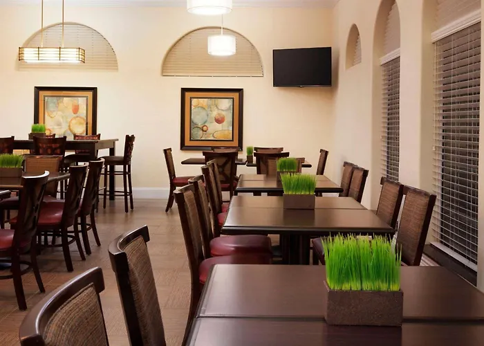 Hotel with pool: Wingate By Wyndham San Marcos