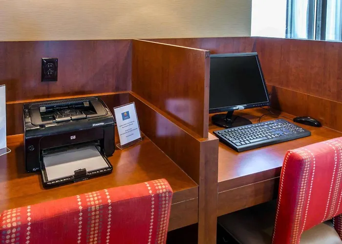 Comfort Inn & Suites Erie - Splash Lagoon Indoor Waterpark