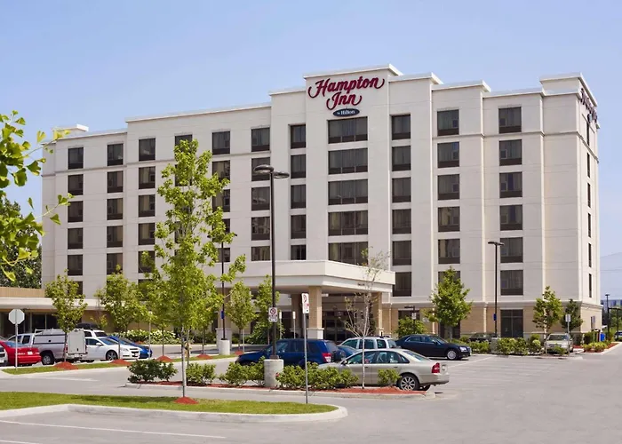 Hotel with pool: Hampton Inn By Hilton Toronto Airport Corporate Centre
