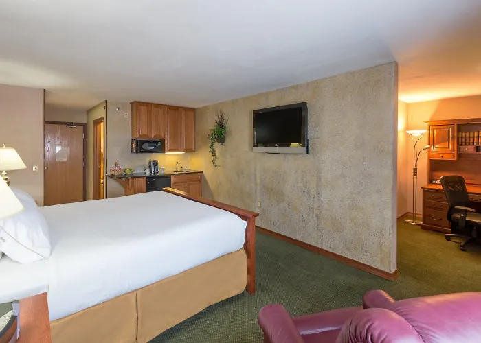 Hotel near College: Holiday Inn Express Hotel & Suites Raton By Ihg