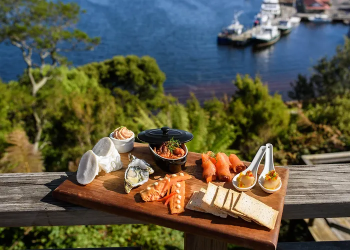 Golf hotels Strahan Village