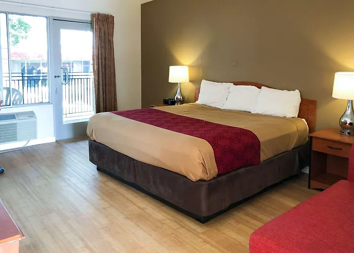Econo Lodge Inn & Suites Oakland Airport