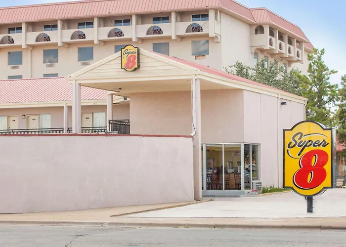 Airport Hotel: Super 8 By Wyndham Lubbock Civic Center North