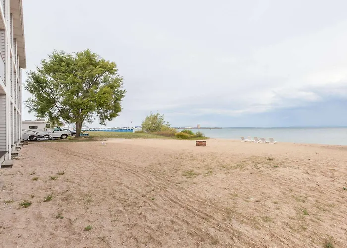 Hotel with pool: Ramada By Wyndham Mackinaw City Waterfront
