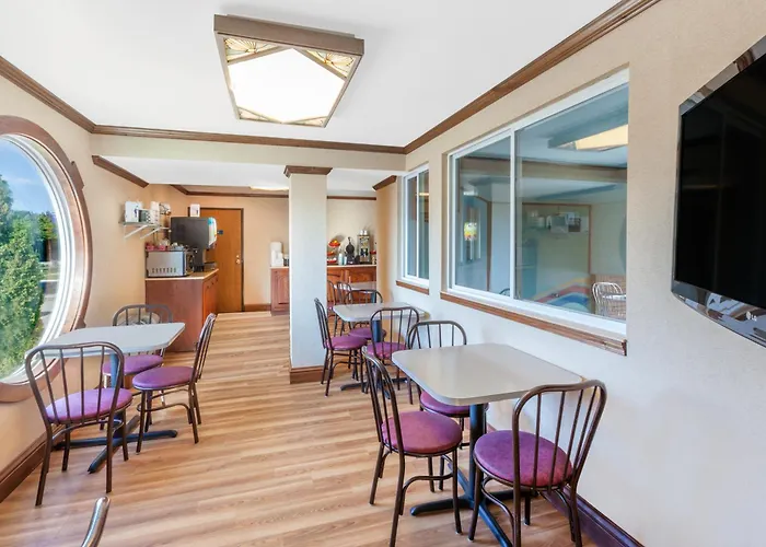 Hotel with pool: Ramada By Wyndham Mackinaw City Waterfront