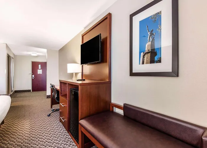 Hotels with pool Comfort Suites Tuscaloosa Near University