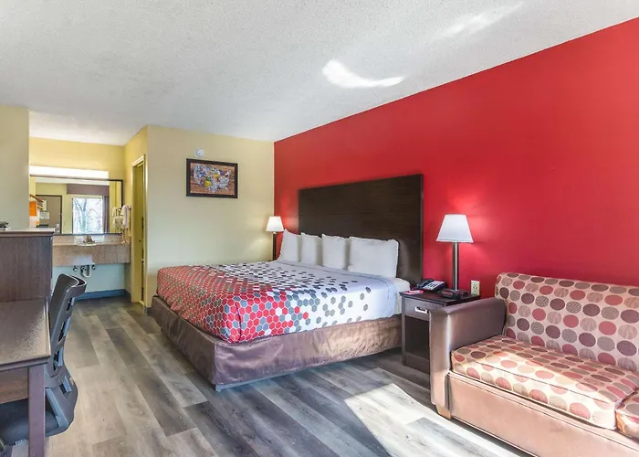 Econo Lodge & Suites Clarksville Near Governors Square Mall