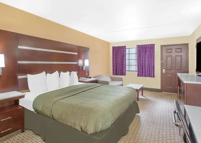 Resort: Days Inn By Wyndham Fayetteville