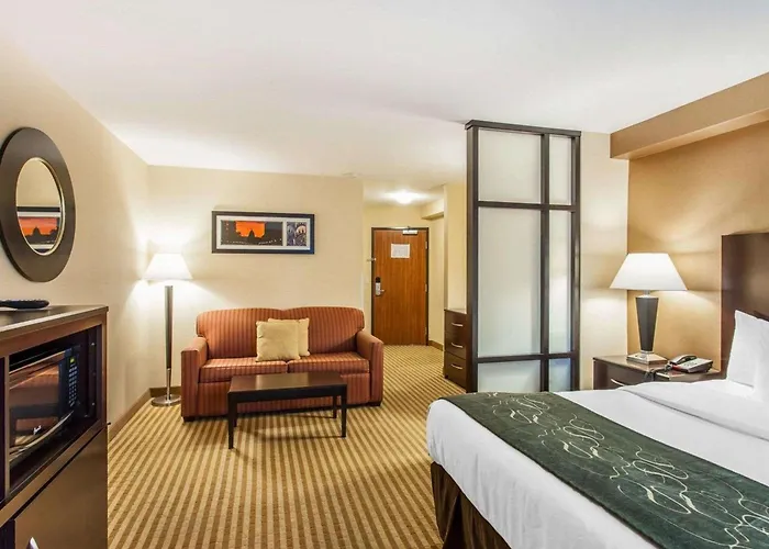 Hotel with pool: Comfort Suites Wenatchee Gateway
