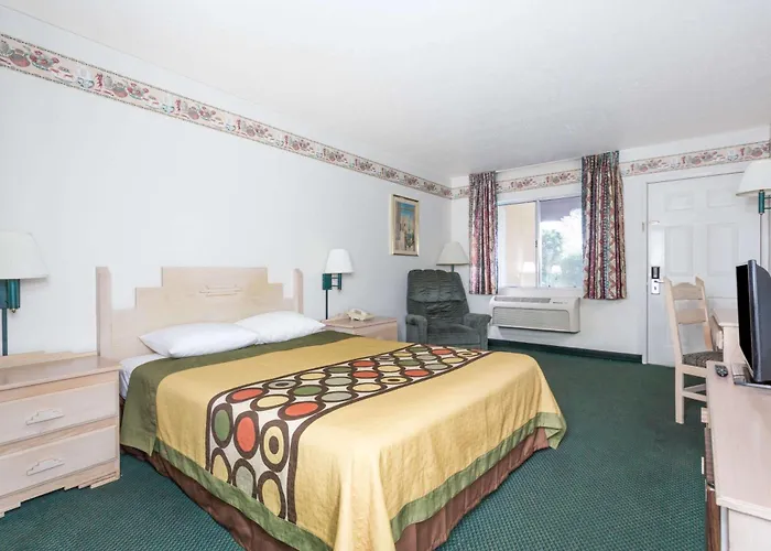 Cheap hotel: Super 8 By Wyndham Cottonwood