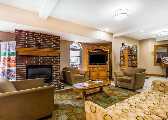 Hotel with pool: Quality Inn & Suites Chesterfield Village