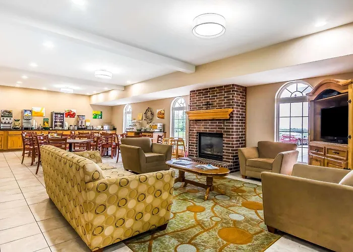 Hotel with pool: Quality Inn & Suites Chesterfield Village