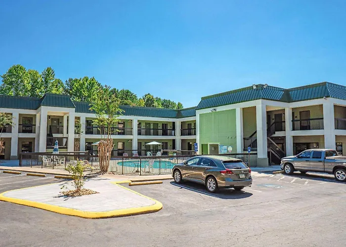 Hotel with view: Quality Inn & Suites Near Six Flags - Austell
