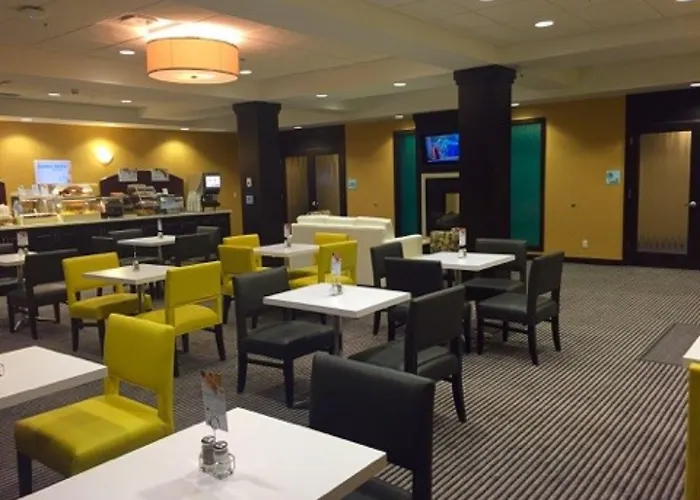 Pet Friendly hotel: Holiday Inn Express Thunder Bay By Ihg