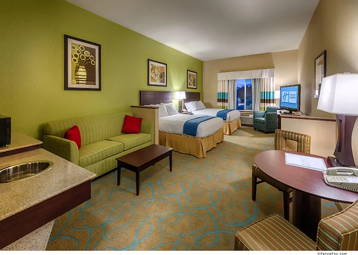 Pet Friendly hotel: Holiday Inn Express & Suites / Red Bluff - South Redding Area, An Ihg Hotel