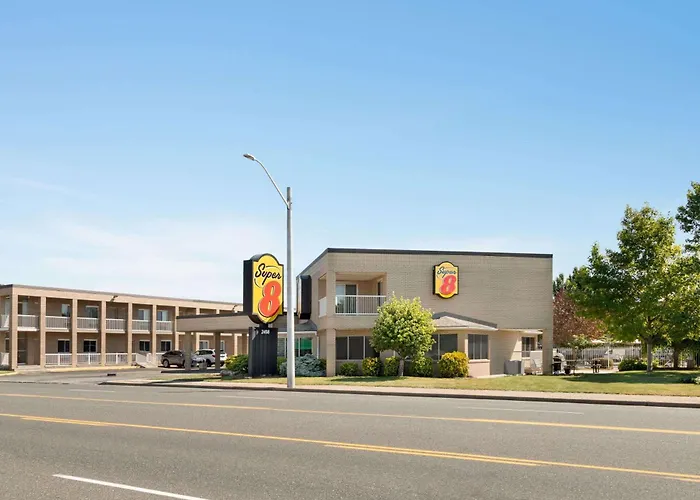 Pet Friendly hotel: Super 8 By Wyndham Windsor/Dougall