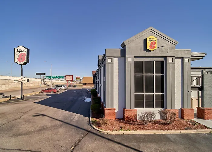 Super 8 By Wyndham Wichita Airport West Kellogg