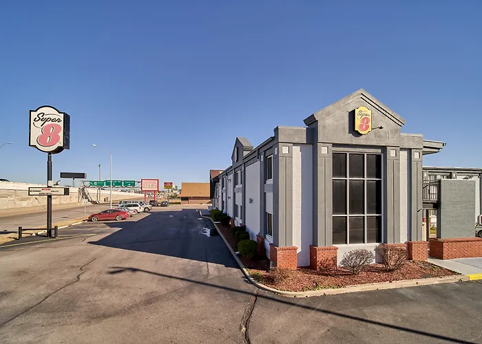 Super 8 By Wyndham Wichita Airport West Kellogg