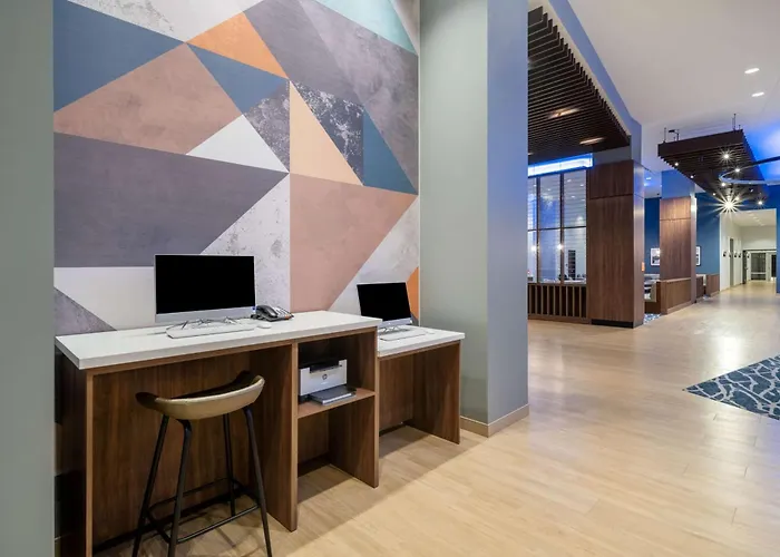 3 star hotels La Quinta Inn & Suites By Wyndham Nashville Downtown Stadium