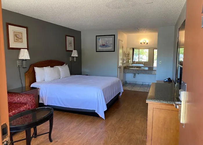 Howard Johnson By Wyndham Azusa