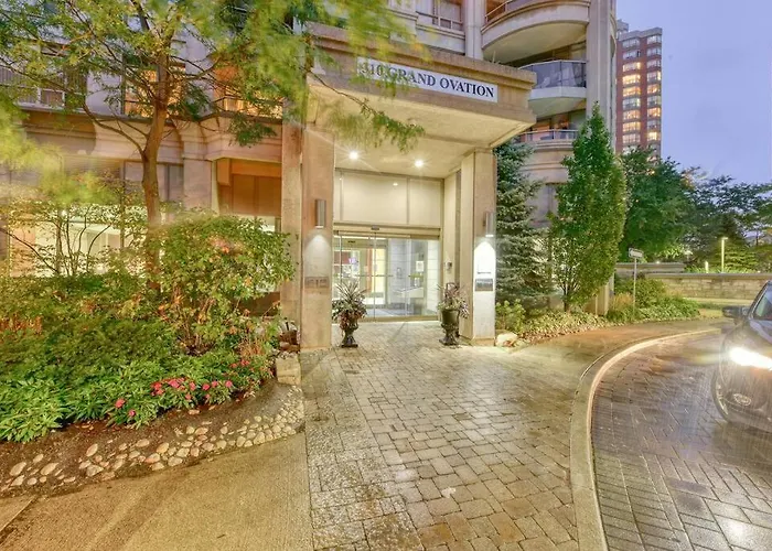 Executive 2 Bedroom Condo Close To Square One
