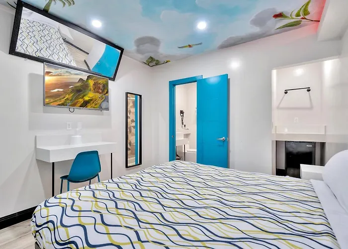 Royal Hawaiian Inn - Mid City, Los Angeles