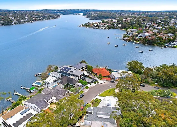 Pet Friendly hotel: Luxury Waterside Home