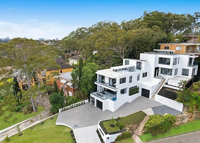 Pet Friendly hotel: Luxury Waterside Home