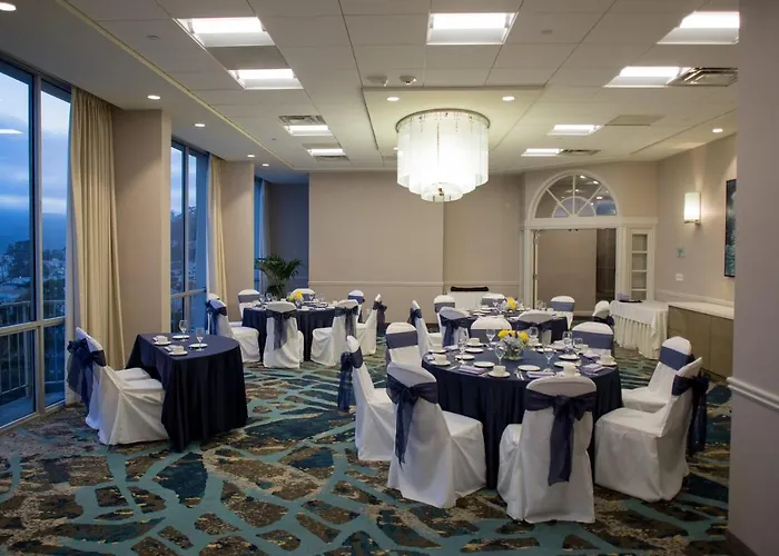 Hotel with Tennis: Crowne Plaza Ventura Beach By Ihg