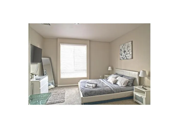 Private Bedroom And Bathroom In Shared 2 Bedroom Apartment In Venice - Pool - Hot Tub & Gym