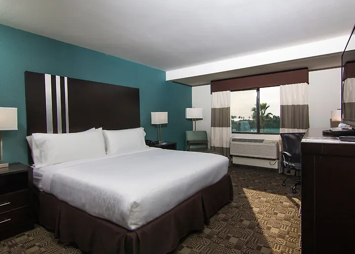 Holiday Inn Express & Suites Beach By Ihg