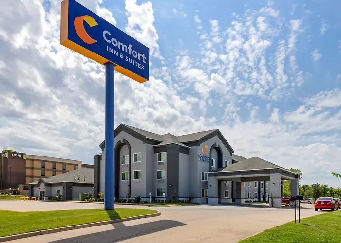 Hotel with pool: Quality Inn & Suites Muskogee