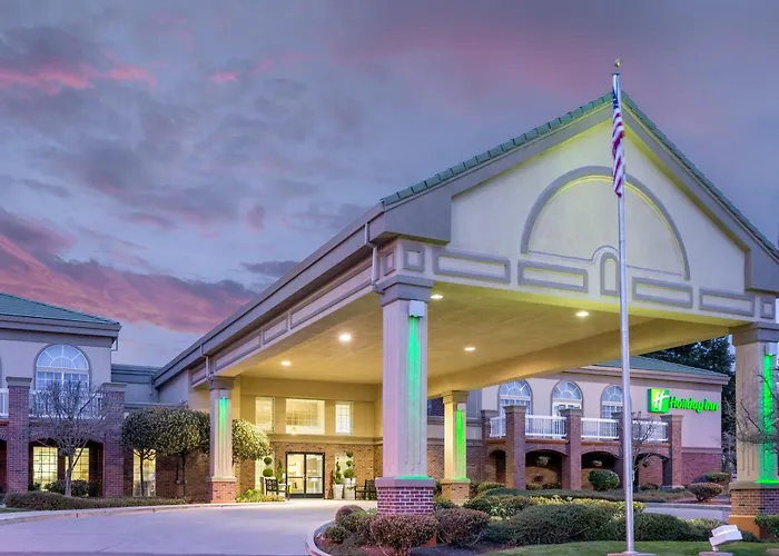Hotel with pool: Holiday Inn Auburn By Ihg