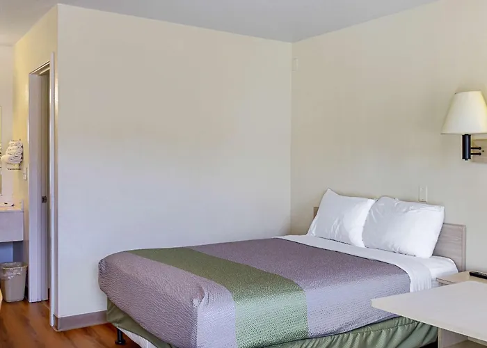 Hotel with pool: Motel 6-South Lake Tahoe, Ca