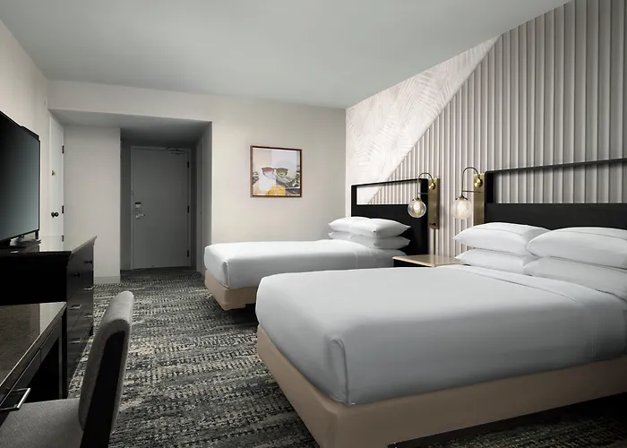 Hotel with Tennis: Hotel Fera Anaheim, A Doubletree By Hilton Hotel