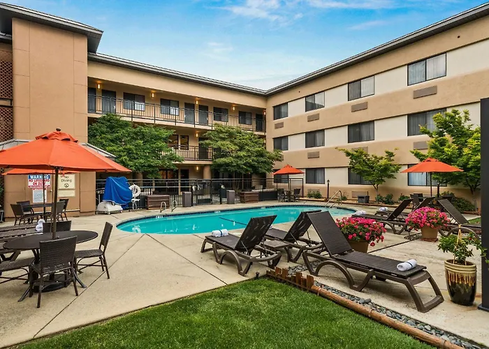 Pet Friendly hotel: Oxford Suites Redding