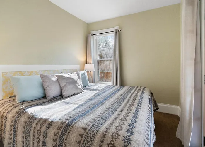 Private Villa: Pioneer Vacation Rentals - Pioneer South Downtown Ashland