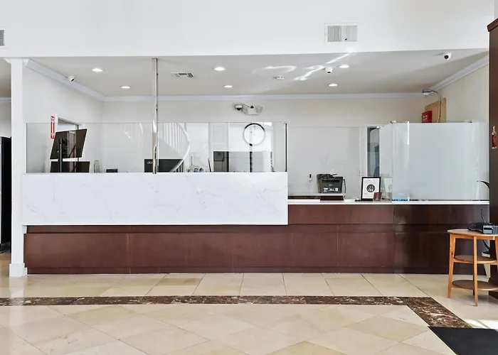 Central hotel: Brookhurst Plaza Inn