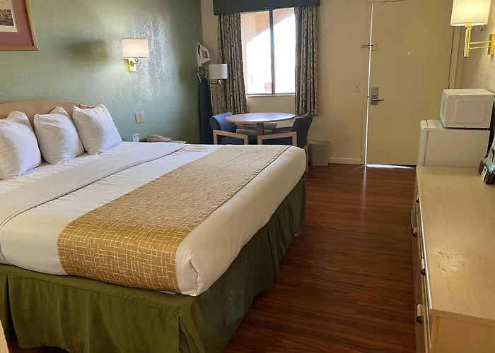 Hotel with view: Travelodge By Wyndham Holbrook