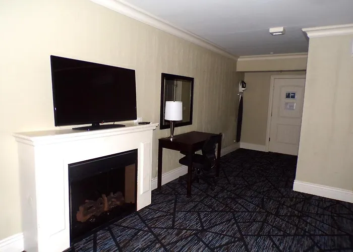 Hotel with view: Niagara Crossing Hotel And Spa